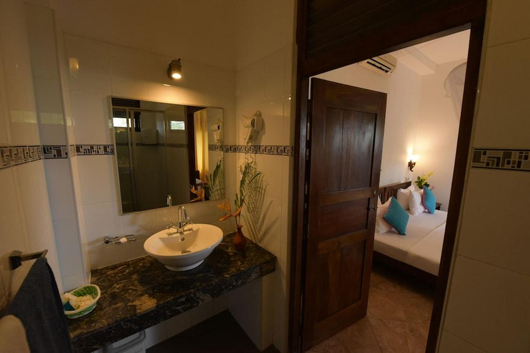 Bathroom 5, Blue Sky Beach Resort, Habaraduwa