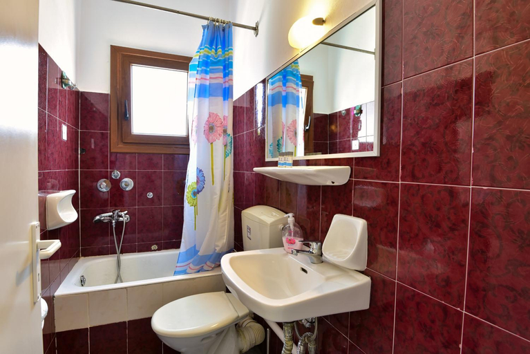 Bathroom 2, Galissas Studios, South Aegean