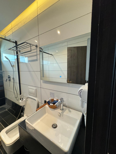 Bathroom 5, Blu Pearl Hotel & Residence, Ikpoba-Okha