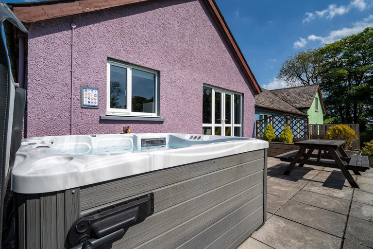 Bathroom, Trenewydd Farm Holiday Cottages, Pembrokeshire