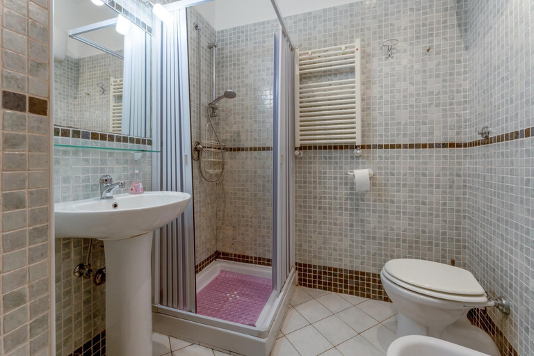 Bathroom 3, Campo De Fiori Apartments, Roma