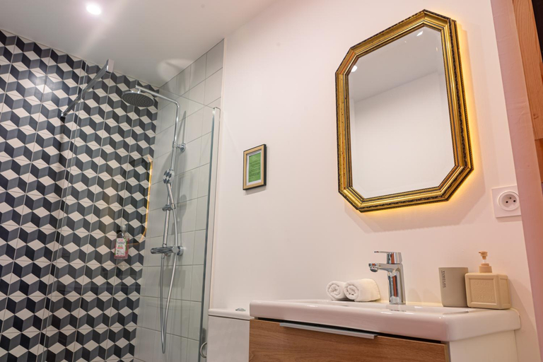 Bathroom 2, Le Jardin de Moulis, Saint Girons, Ariege, Pyrenees,, Ariège