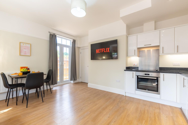 Others 4, 2 Bedroom Apartments By Smart Apartments Short Lets & Serviced Accommodation Apartment Southampton W, Southampton