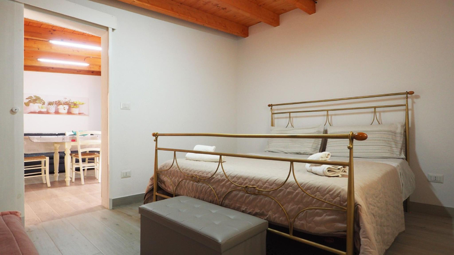 Bedroom 2, Villa Ulivo, sleeps 7, garden close to the sea, Lecce