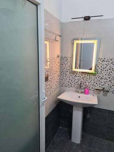 Bathroom 3, Abhi's Cottage, Nainital