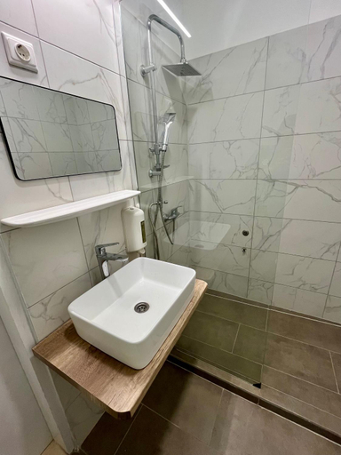 Bathroom 4, Dalmat House, Orebić
