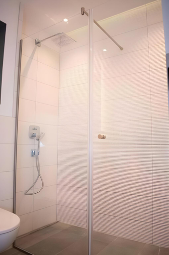 Bathroom 3, Luxury Cozy 2 BDR Downtown Apt.1, Budapesti