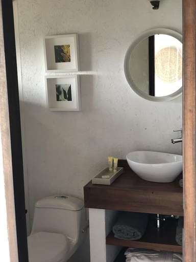 Bathroom 3, Reserva Natural Tierra Adentro, Santa Marta (Dist. Esp.)