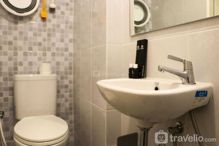 Bathroom, Relaxing Studio at Tokyo Riverside PIK By Travelio, Cikarang