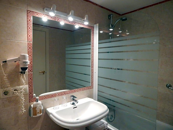 Bathroom 4, Hotel Plaza Santa Lucia, Sevilla