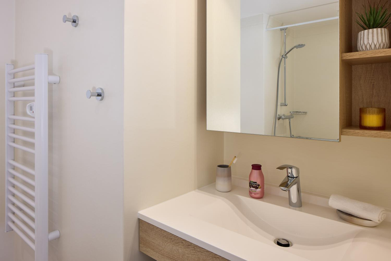 Bathroom, Quality Aparthotel Plerin Saint-Brieuc, Côtes-d'Armor