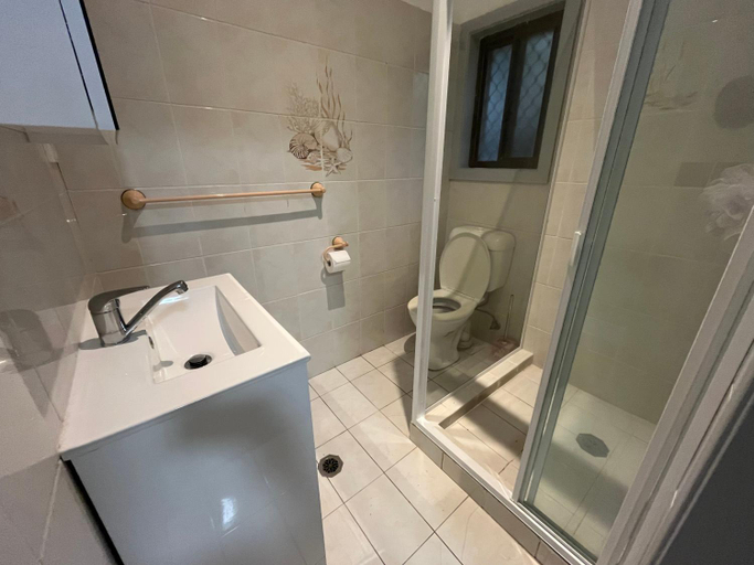 Bathroom 5, Airport Guesthouse, Sydney