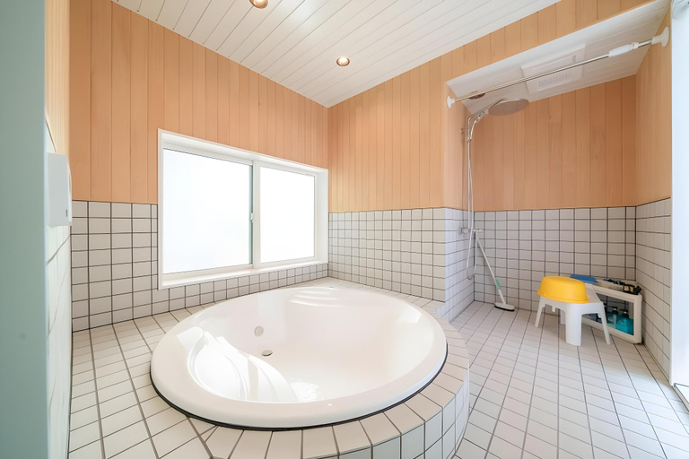 Bathroom 4, B127-1Beachside Base KURUWA Projector | 14:00 in/12:00 out | 8 people, Yokosuka