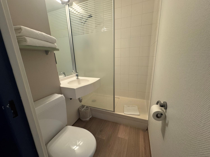 Bathroom, ibis budget Rouen Parc des Expos Zenith, Seine-Maritime
