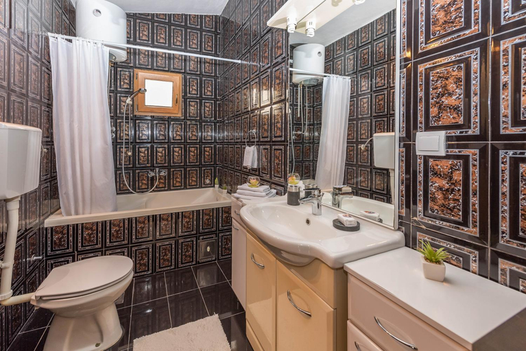 Bathroom 2, S&P City Center Apartments