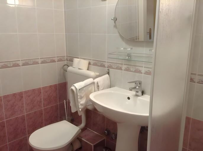 Bathroom 3, St. Hubertus Etterem es Panzio, Pétervására