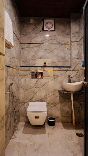 Bathroom 1, River Town Stays, Varanasi