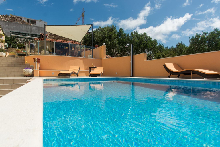 Sport & Beauty 3, Poolside apartment house Nina, Trogir