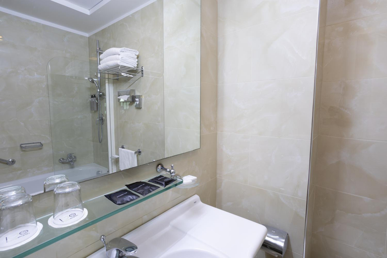 Bathroom 5, Grand Hotel Tiberio, Rome