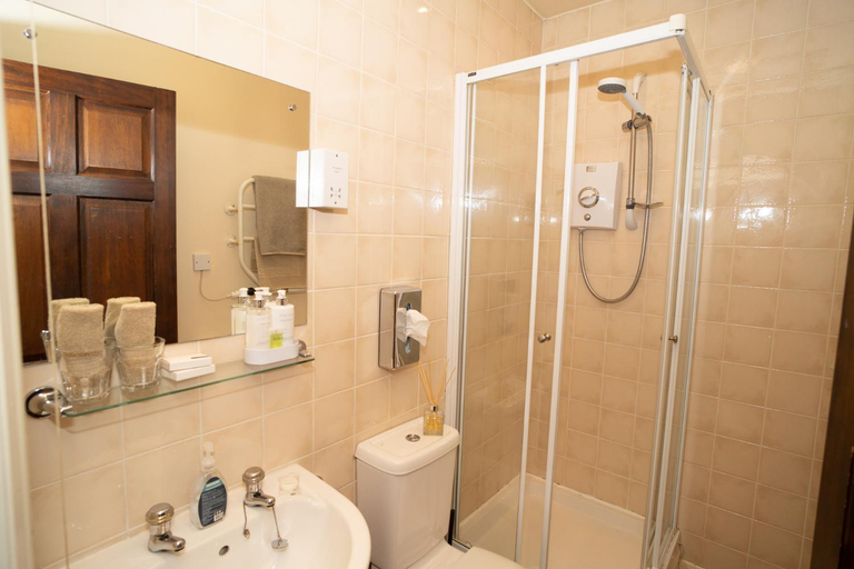 Bathroom 4, The Silver Cup, Hertfordshire