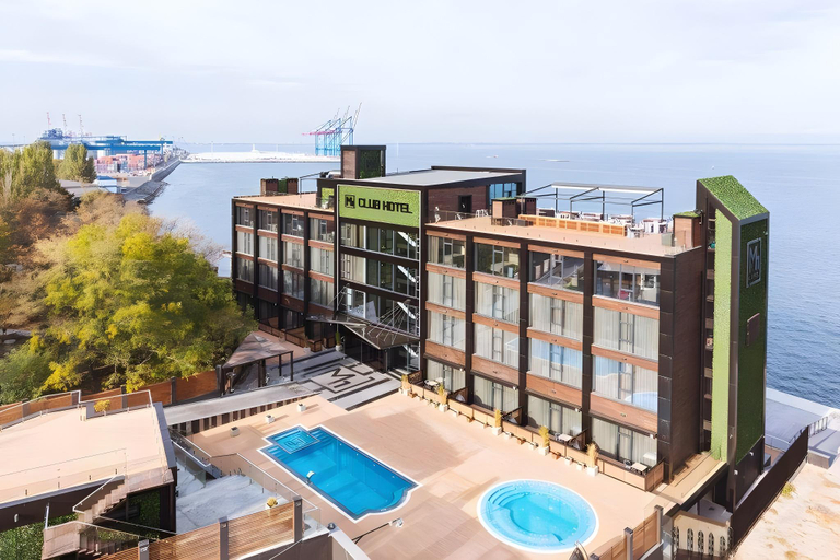 Exterior & Views
