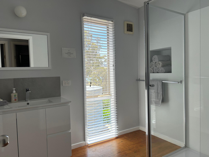 Bathroom 4, Burnt Creek Cottages, Mansfield