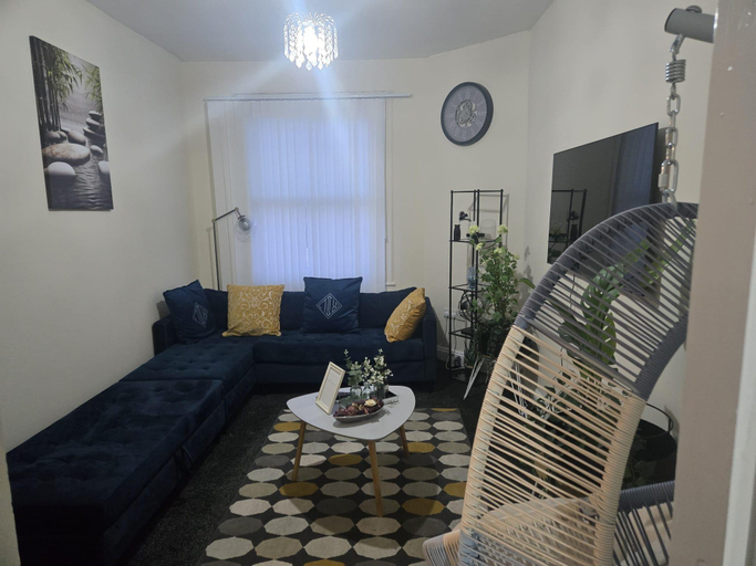 4, Charming Wolverhampton Apartment with Private Entrance, Wolverhampton