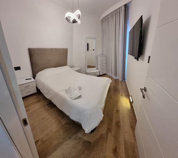 Bedroom 2, Kings Towers Hotel