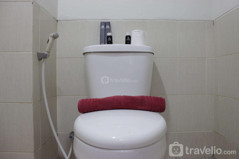 Bathroom, Nice Studio Easton Park Jatinangor By Travelio, Sumedang