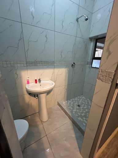 Bathroom 3, On Wynne Guest House, City of Cape Town