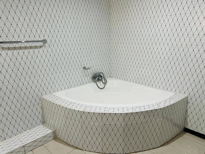 Bathroom 4, Orient Guest House, Frances Baard