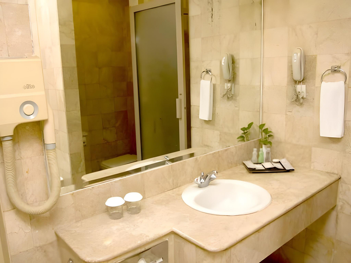 Bathroom 5, Grand Hotel Preanger, Bandung, a Tribute Portfolio Hotel, Bandung