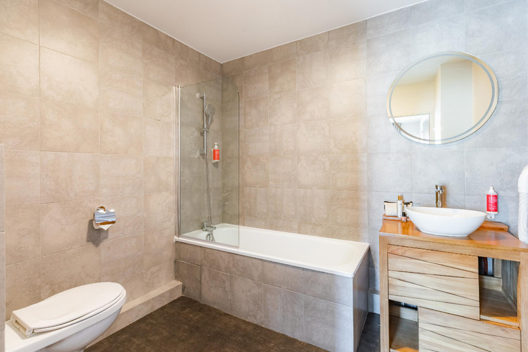 Bathroom 4, Appart'City Confort Lyon Cité Internationale, Rhône