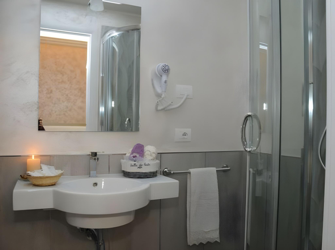 Bathroom 4, Relais de l'Opera, Rome