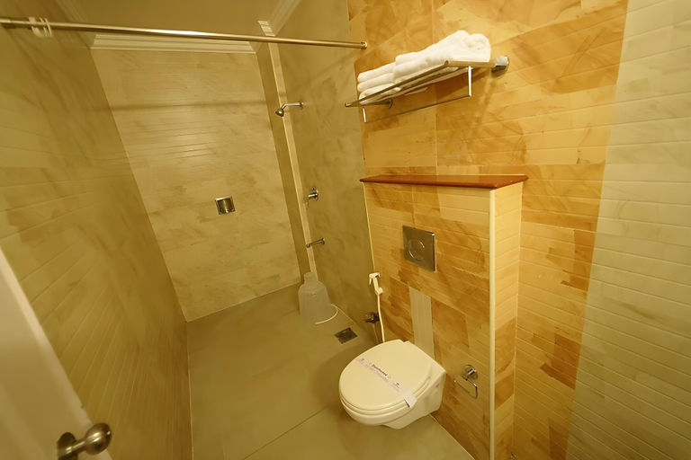 Bathroom 4, Hotel Palmyra Grand Inn, Tirunelveli
