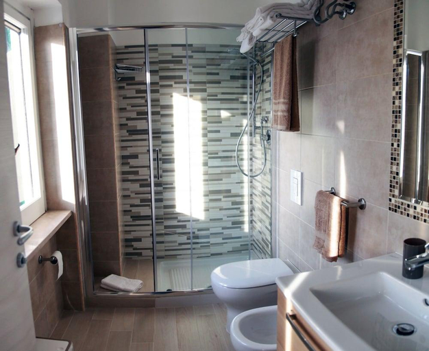 Bathroom 2, B&B Rossini, Foggia