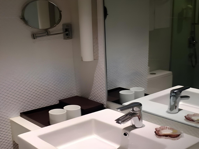 Bathroom 3, JI Hotel Hangzhou West Lake Nanshan Road, Hangzhou