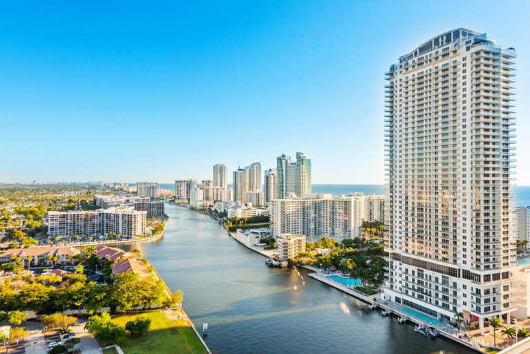 Others 3, Water View Building With Pool - 5-Min Walk To The Beach - Cozy Studios, Broward