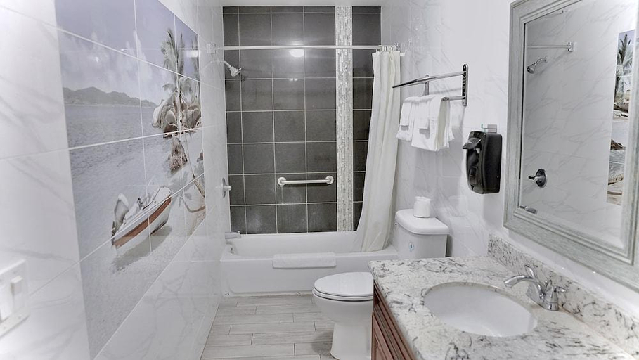 Bathroom 4, norwalk inn & suites, Los Angeles