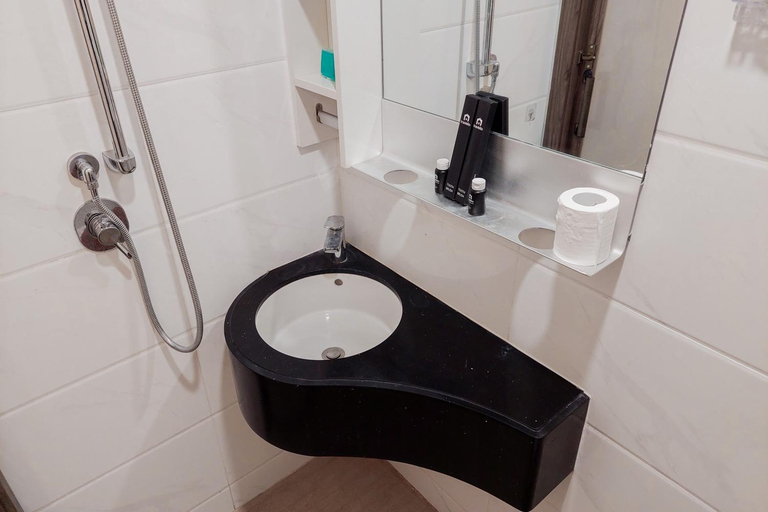 Bathroom 2, Simple Homey Studio at Sky House BSD By Travelio, Tangerang Selatan