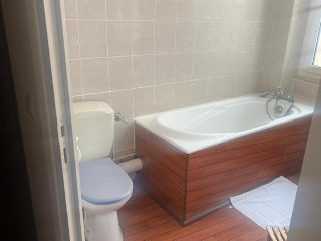 Bathroom 5, Hotel du Commerce, Yonne