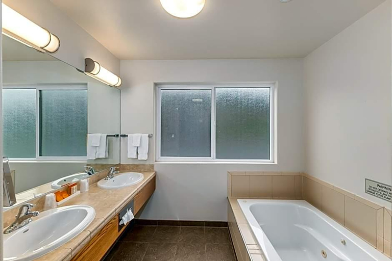 Bathroom 4, Breeze Inn Hotel & Motel, Kenai Peninsula