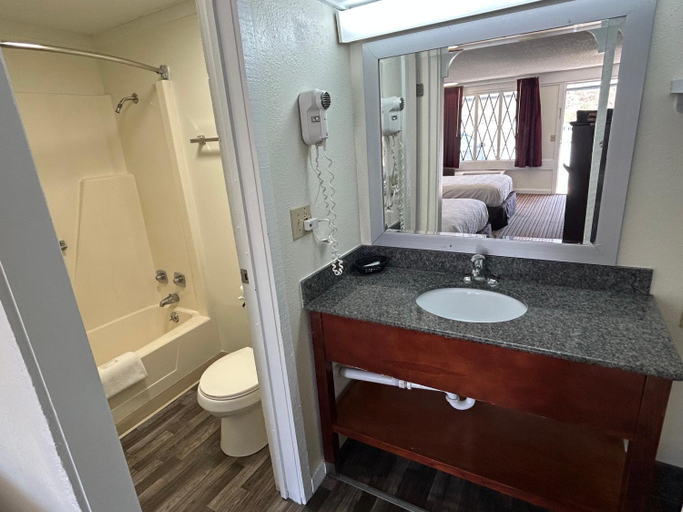 Bathroom 4, Knights Inn Somerset, Somerset