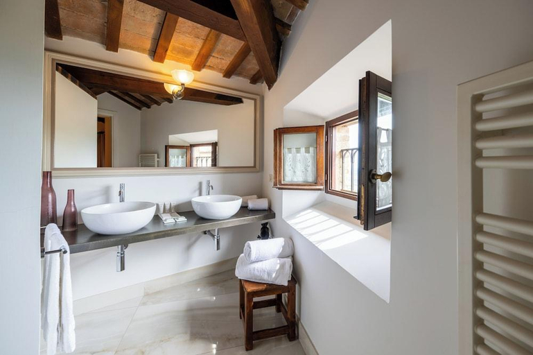 Bathroom 5, Castello di Montegridolfo Spa Resort, Rimini