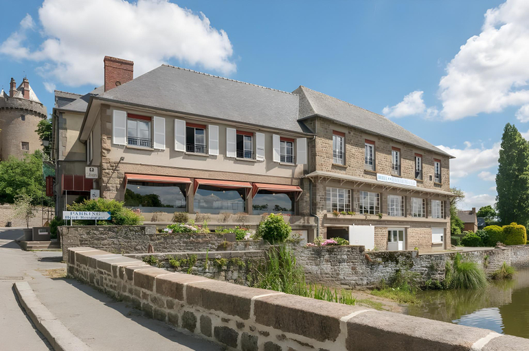 Exterior & Views