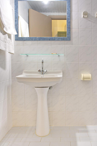 Bathroom 4, Maria Rousse, Crete