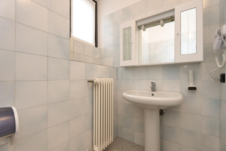 Bathroom 2, APARTMENTS VISTALLIHOUSE, Bergamo