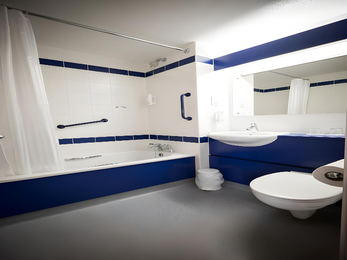 Bathroom 4, Travelodge Plus Galway