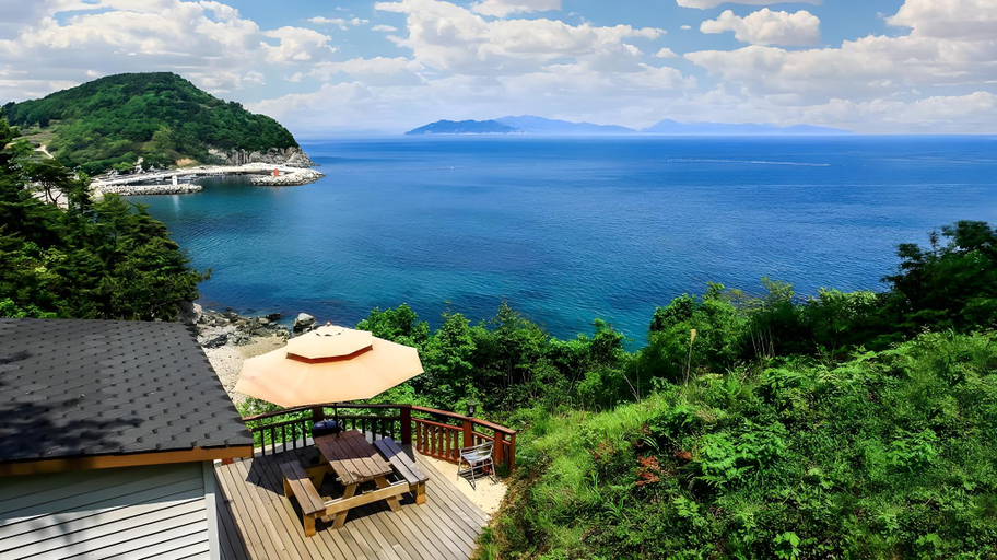 Others 4, Silver Sea Pension, Namhae