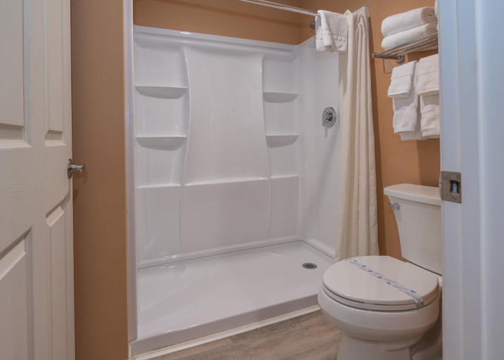 Bathroom 3, Far West Cabin-Tiny Homes Rental, Clallam